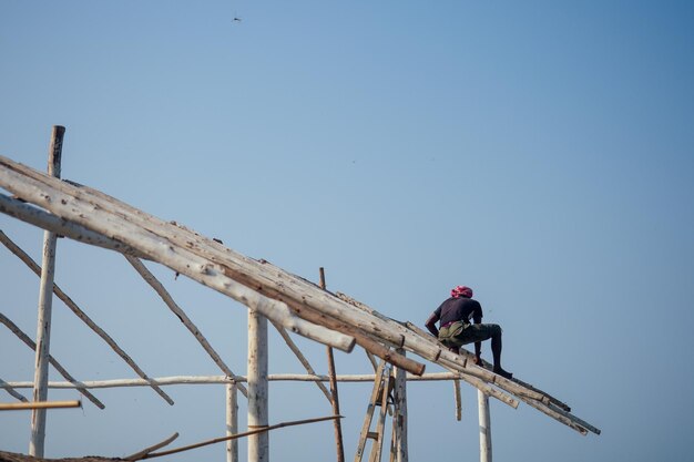 Chantier de construction d'un café touristique sur la plage indienne de goa