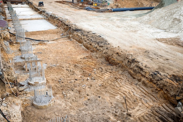 Chantier de construction avec colonne de construction en béton