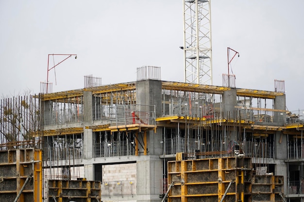 Chantier de construction d'échafaudages de bâtiments à plusieurs étages