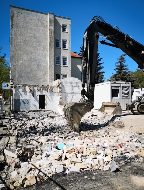 Chantier de construction avec godet de pelle électrique