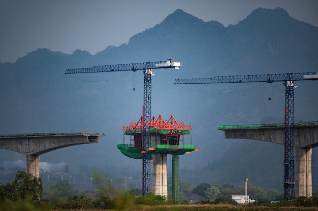 chantier de construction avec le grand pont