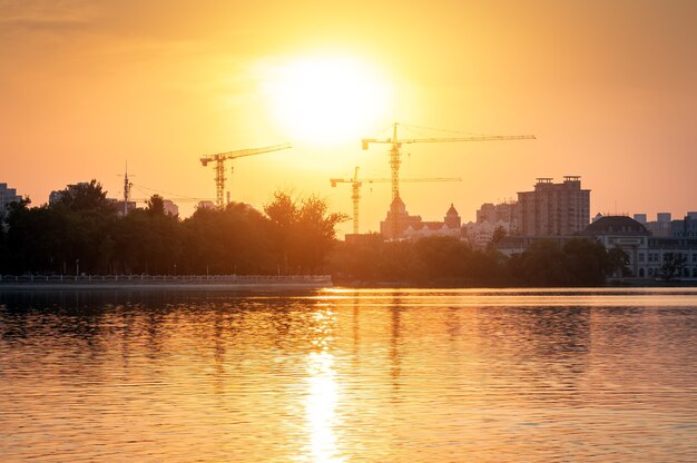 Chantier de construction, grands gratte-ciel et grues.