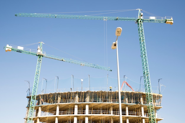 Chantier de construction avec grue et bâtiment sur ciel bleu