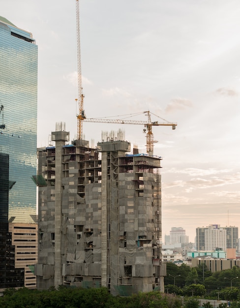 Chantier de construction avec grue et bâtiment