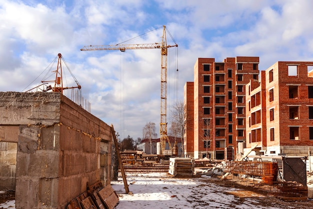 Chantier de construction avec une grue à tour en hiver