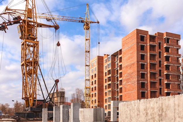 Chantier de construction avec une grue à tour.