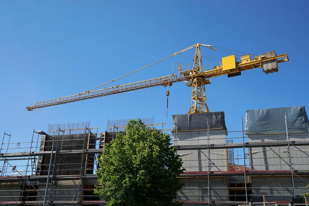 Chantier de construction avec grue à tour