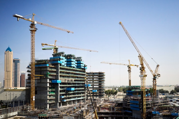 Chantier de construction avec des grues à Dubaï