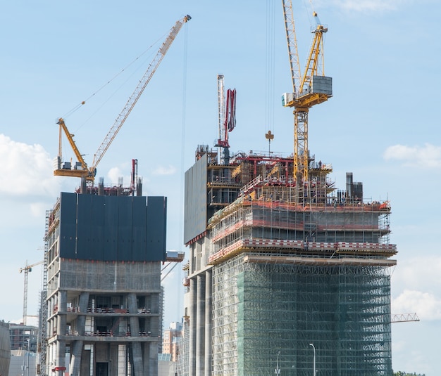 Chantier de construction avec des grues sur le fond du ciel de jour