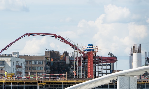 Chantier de construction avec des grues sur le fond du ciel de jour