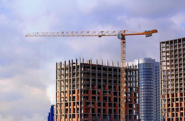 Chantier de construction d'immeubles d'appartements de grande hauteur avec grue à tour au travail