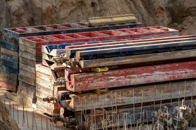 Chantier de construction Une installation industrielle en construction Coffrage en béton avec mécanisme de pliage sur chantier La pince relie les panneaux de coffrage en gros plan