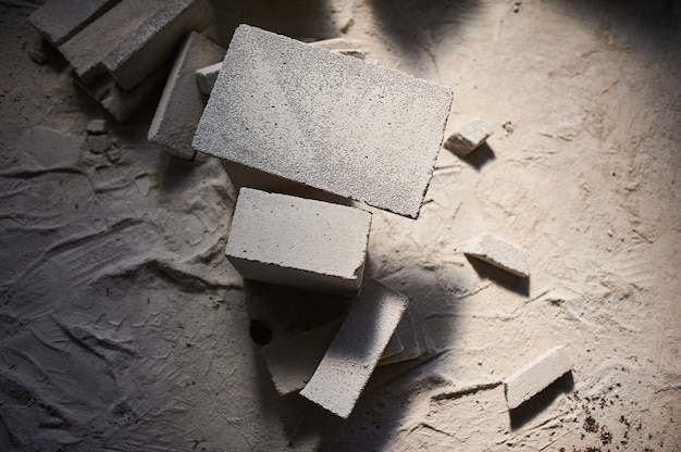 Chantier de construction sur lequel les murs sont construits en blocs de béton de gaz et scie