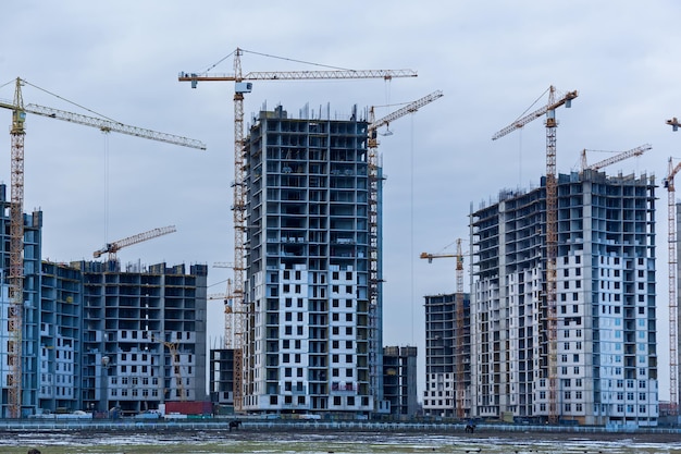 Chantier de construction de maisons à plusieurs étages et de grues de construction