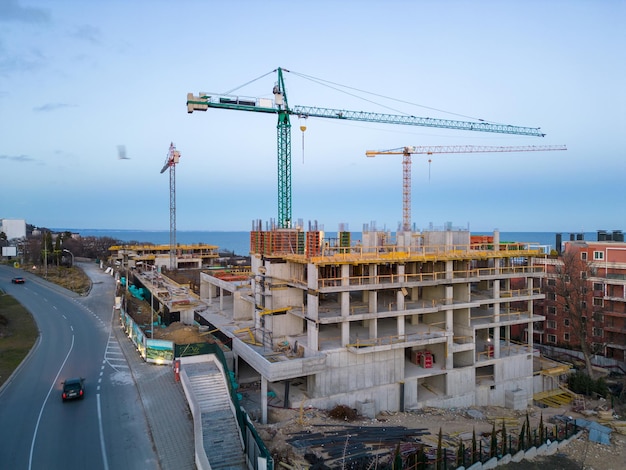 Chantier de construction occupé et équipement de construction la nuit Vue aérienne