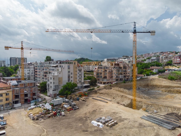 Chantier de construction occupé et vue aérienne de matériel de construction