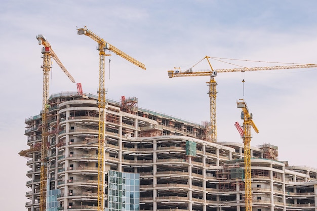 Chantier de construction et de rénovation avec grue à machines industrie immobilière