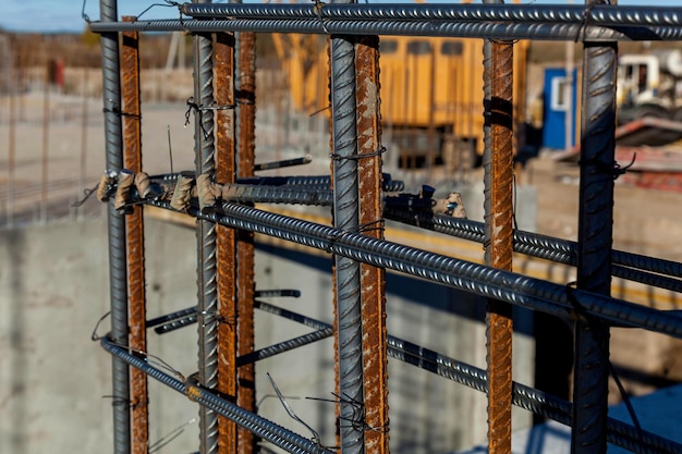 Photo chantier de construction avec des structures en béton armé