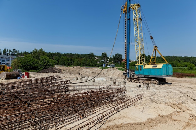 Chantier de construction avec des structures en béton armé