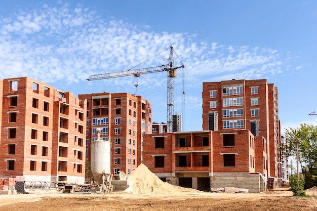 Chantier de construction avec un tas de sable et une unité de béton