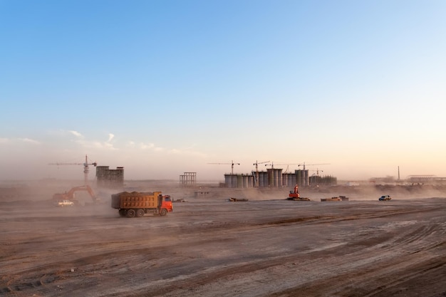 Chantier de construction de l'usine de préparation du charbon au crépuscule