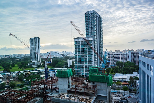 Un chantier de construction avec vue sur les toits de la ville.