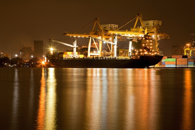 Chantier naval dans la nuit