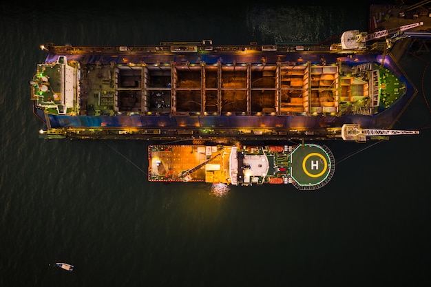 Chantier Naval De L'industrie Et La Réparation De Grands Navires Dans La Mer Vue Aérienne De Nuit