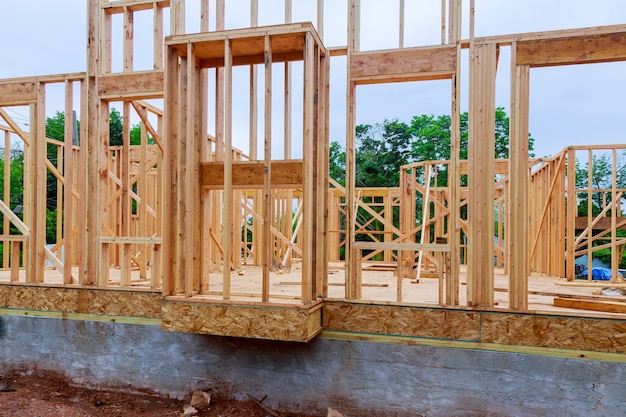 Chantier avec de nouvelles maisons en construction