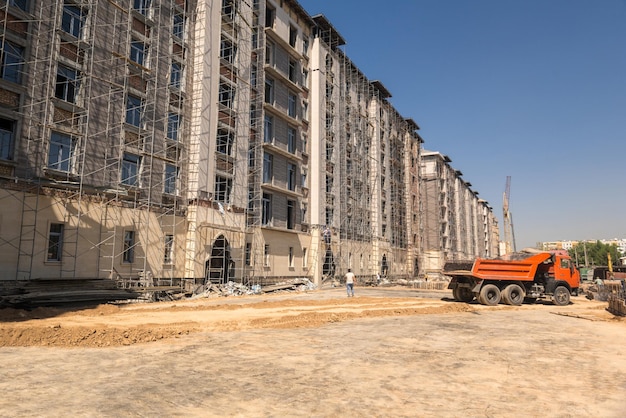 Sur le chantier, pelle et camion benne