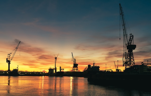 Chantiers navals et port de fret de Viana do Castelo au Portugal au coucher du soleil.