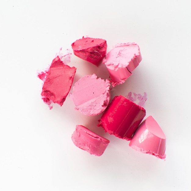 Échantillon de rouge à lèvres rose en tranches blanc