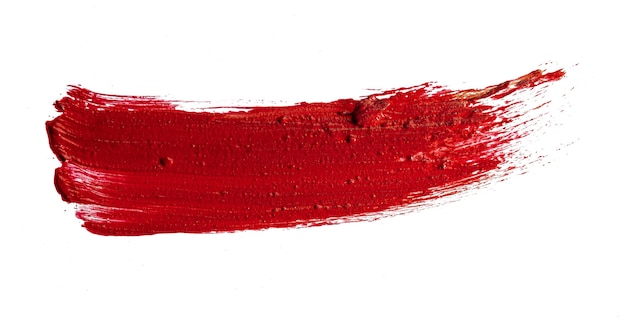 Échantillon de tache d'un rouge à lèvres mat rouge isolé sur blanc
