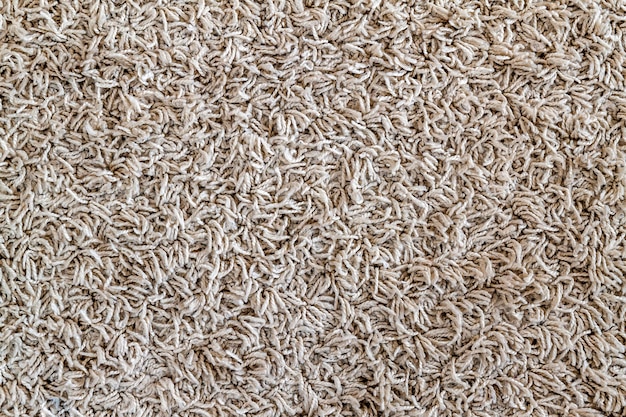 Échantillon de tapis shaggy jaune clair, un gros plan de la texture de fond de tapis