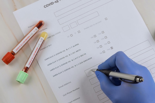 Échantillon de test sanguin infecté par le coronavirus dans COVID-19 de la nouvelle version B.1.1.529 Éclosion de virus épidémique Omicron.