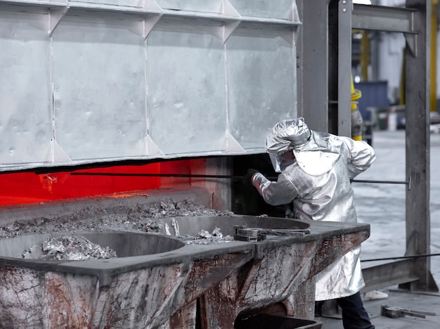 Échantillonnage d&#39;aluminium fondu avant la coulée