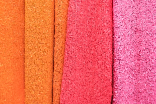 Échantillons de tissu - guipure avec paillettes de différentes couleurs sur la vitrine