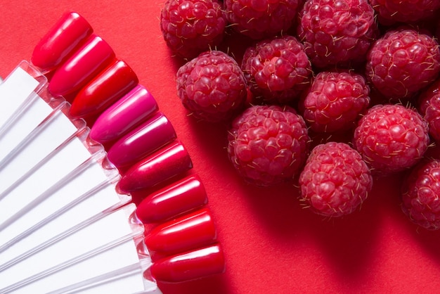 Échantillons de vernis à ongles décorés de framboise rouge