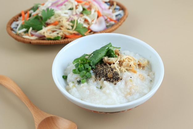 Chao Ga Porridge de poulet vietnamien servi avec la salade de poulet du Vietnam Goi Ga