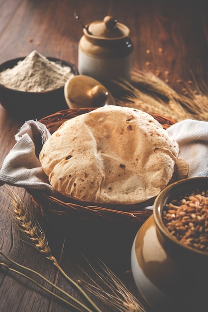 Chapati indien ou Fulka ou Gehu Roti avec des grains de blé en arrière-plan. C'est une nourriture traditionnelle du nord ou du sud de l'Inde riche en fibres saines, mise au point sélective