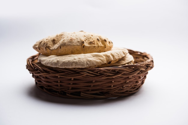 Chapati ou Tava Roti également connu sous le nom de pain indien ou Fulka ou phulka. Ingrédient principal du déjeuner ou du dîner en Inde et au Pakistan. mise au point sélective
