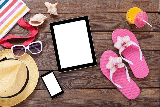 Photo chapeau d'accessoires d'été et tongs sur un bureau en bois