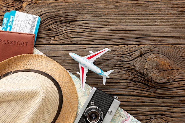 Chapeau et avion jouet avec caméra sur bois