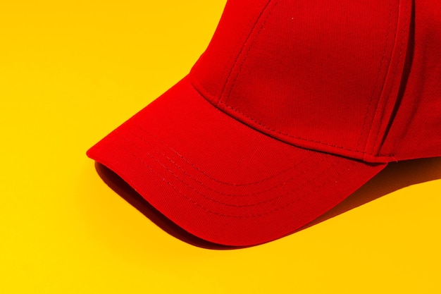 Chapeau de baseball sur fond jaune en studio
