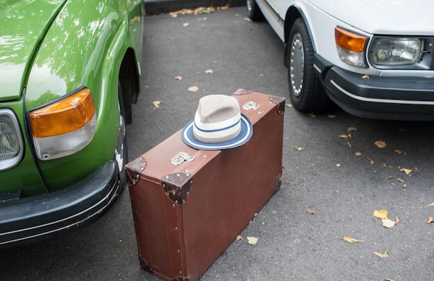 Chapeau blanc sur une valise marron