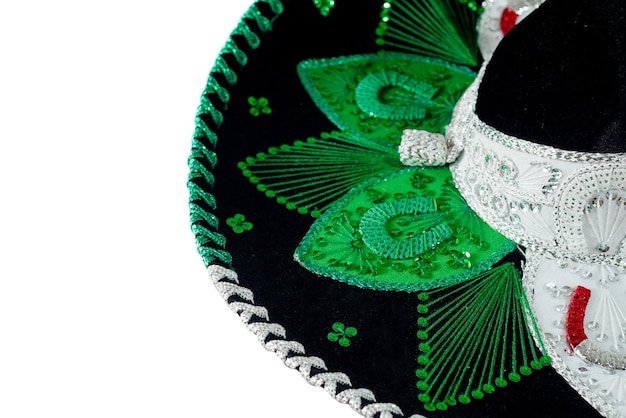 Chapeau charro mexicain sur fond blanc. Chapeau mexicain typique aux couleurs du drapeau mexicain.