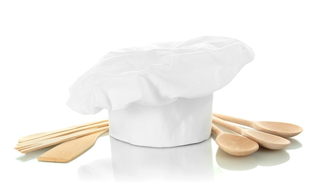 Chapeau de chef avec cuillères isolé sur blanc