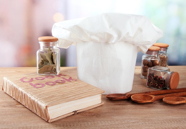 Un chapeau de chef avec des cuillères sur la table de la cuisine