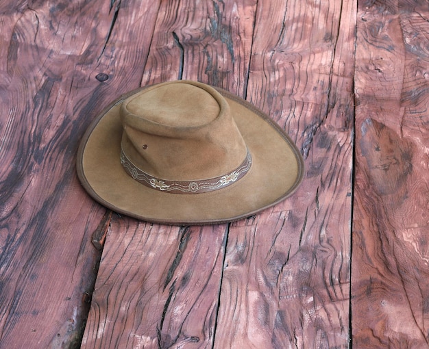 Chapeau de cow-boy sur fond de bois