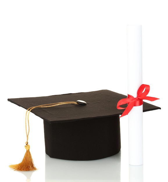 Photo chapeau de diplômé et diplôme isolé sur blanc